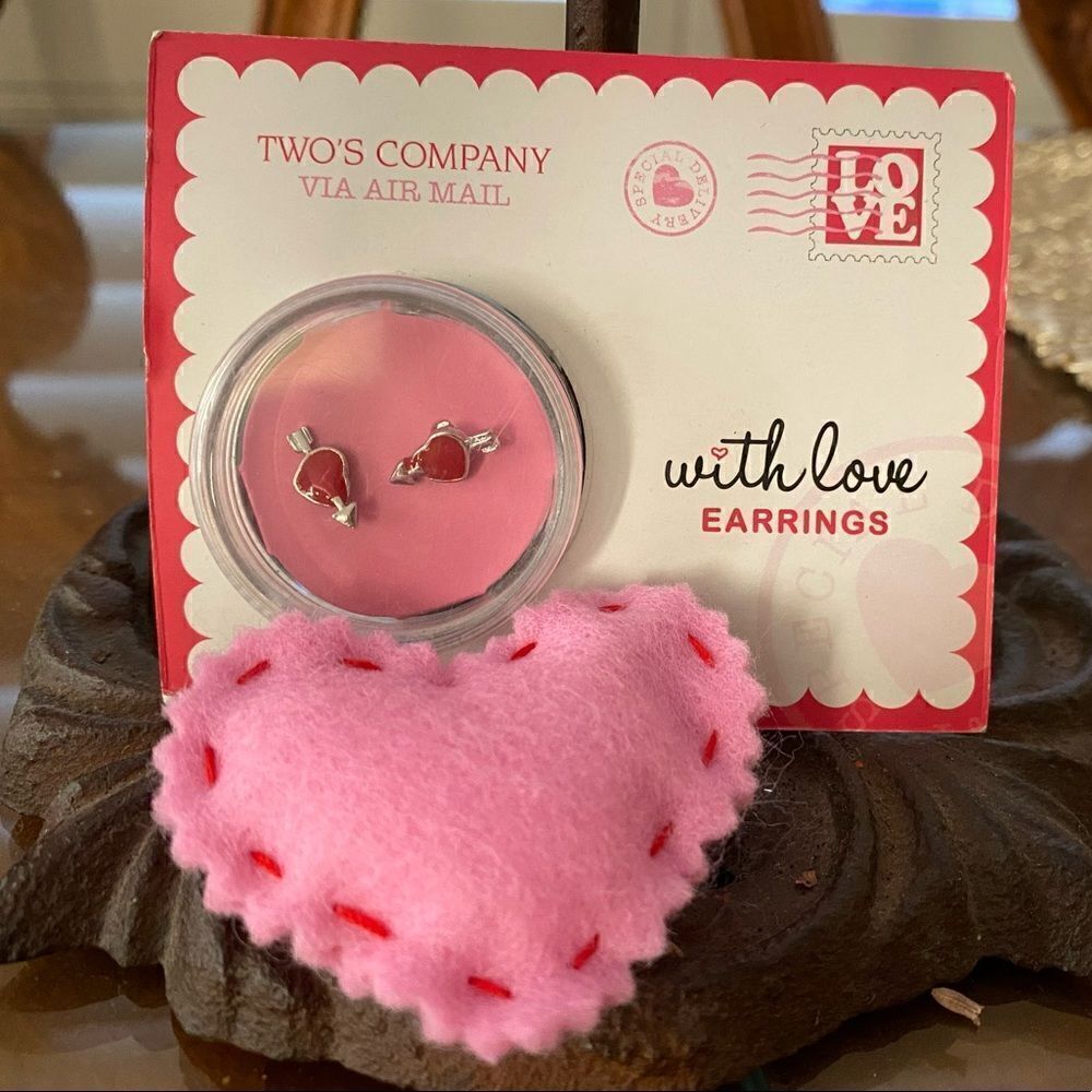 Two’s Company Red heart cupid arrow earrings w/post card for gifting. NWT. Love